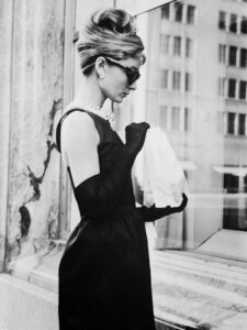 Одри Хепберн в черном платье от Givenchy
