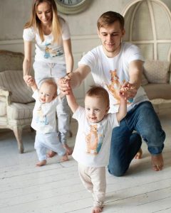 Семья в футболках LISA&LEO