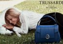 Девушка с сумкой Trussardi