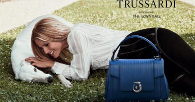 Девушка с сумкой Trussardi