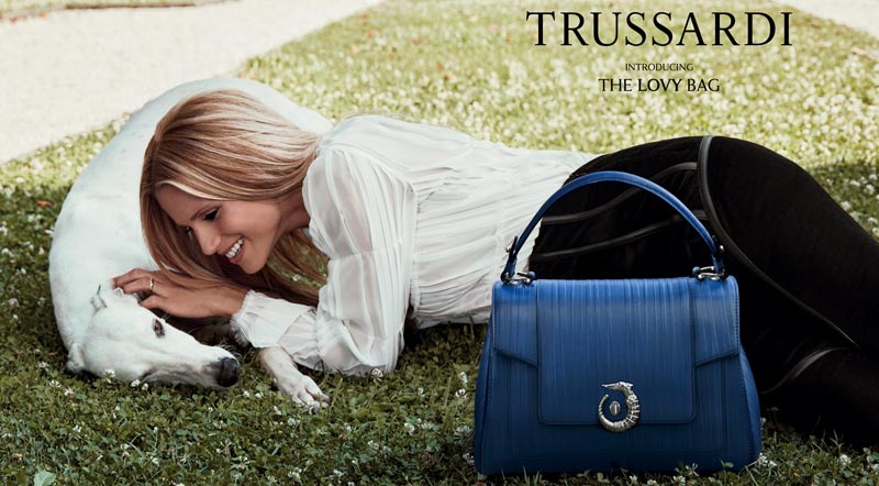 Девушка с сумкой Trussardi