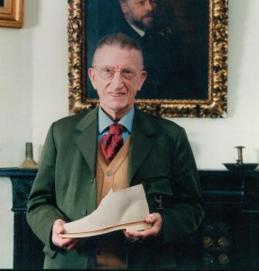 Натан Кларк держит Desert Boot